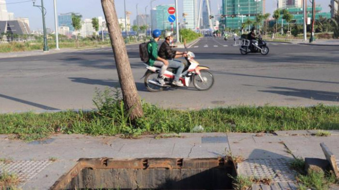 A close-up of a series of manholes in Thu Duc lost the cover for pedestrians - 1