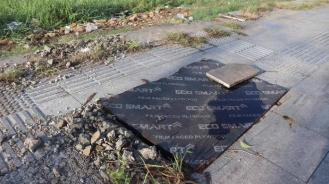 Close-up of a series of manholes in Thu Duc lost the cover of the pedestrian trap - 8