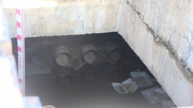 Close-up of a series of manholes in Thu Duc lost the cover of the pedestrian trap - 9