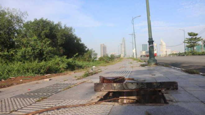 Close-up of a series of manholes in Thu Duc lost the cover of the pedestrian trap - 7