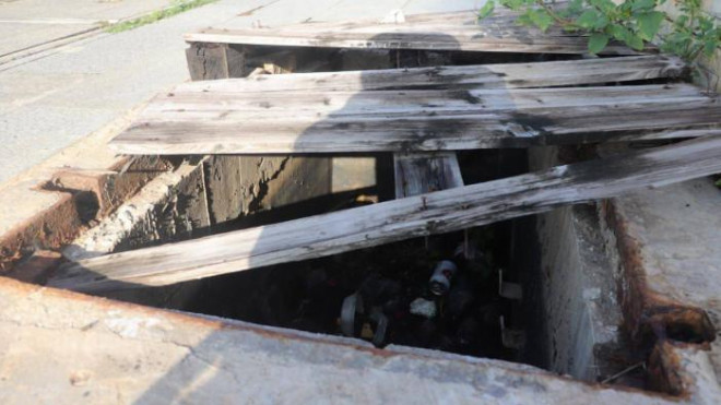 Close-up of a series of manholes in Thu Duc that has lost its cover for pedestrians - 5