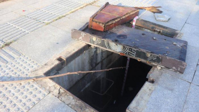 Close-up of a series of manholes in Thu Duc lost the cover for pedestrians - 6