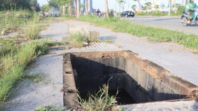 Close-up of a series of manholes in Thu Duc that lost the cover of the pedestrian trap - 11