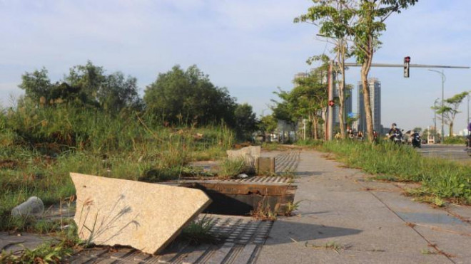 Close-up of a series of manholes in Thu Duc that has lost its cover for pedestrians - 12