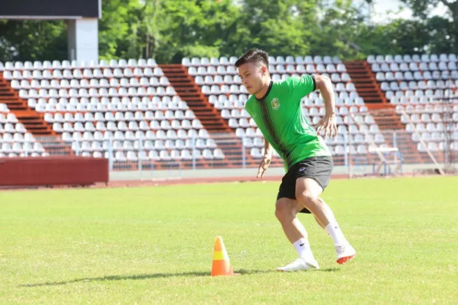 Caught Quang Hai and "rumored girlfriend"  private date to watch U23 Vietnam - 1