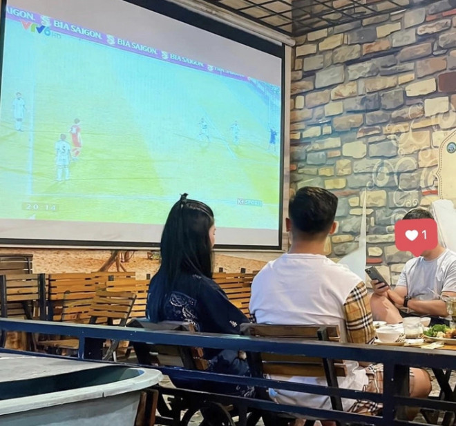 Caught Quang Hai and "rumored girlfriend"  private date to watch U23 Vietnam - 4