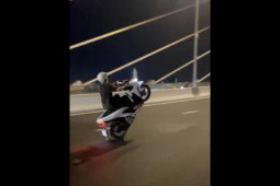 Tin tức trong ngày - Xử lý thanh niên biểu diễn "bốc đầu" xe trên phố đi bộ Nguyễn Huệ, cầu Thủ Thiêm 2