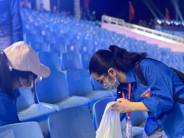 Bạn trẻ - Cuộc sống - Bạn trẻ tình nguyện dọn rác tại SEA Games 31