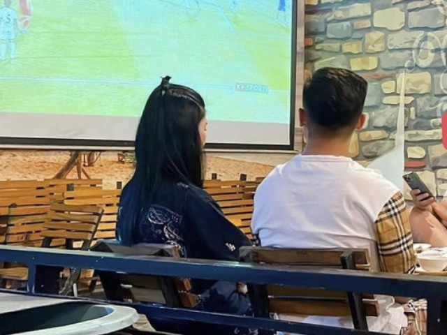 Bạn trẻ - Cuộc sống - Bắt gặp Quang Hải và "bạn gái tin đồn" hẹn hò riêng xem U23 Việt Nam