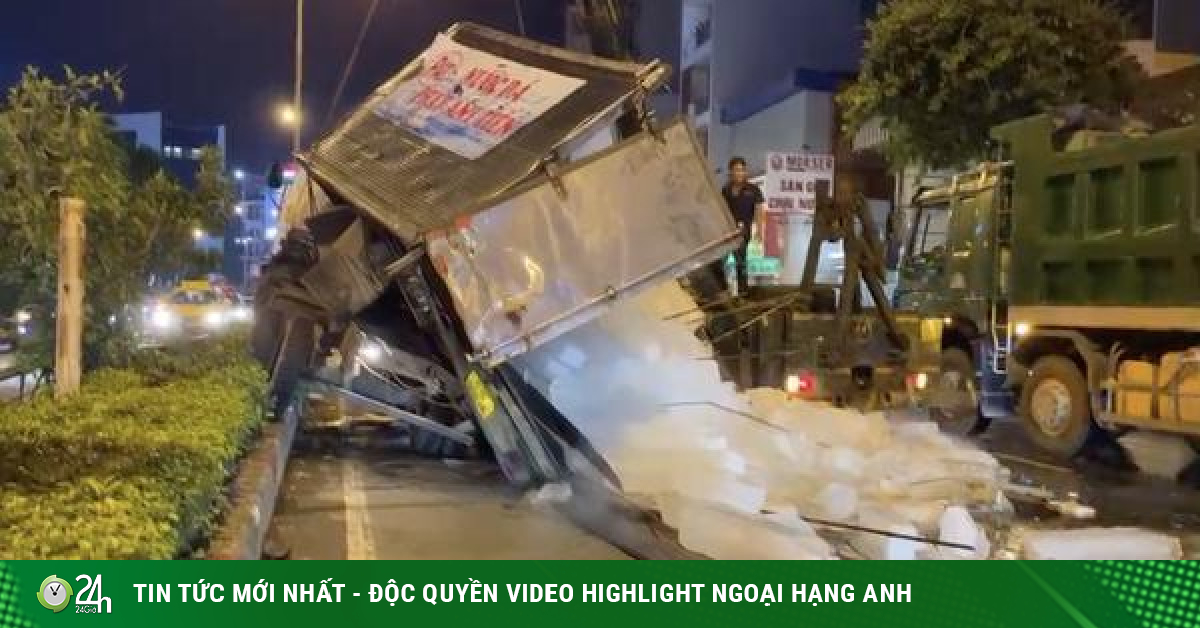 CLIP: Avoid motorbikes running in the opposite direction, trucks overturned and broken on Cong Hoa Street