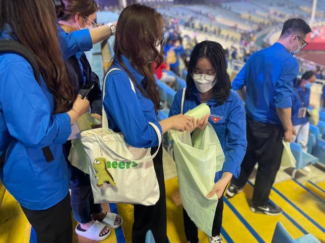Young people volunteer to clean up trash at SEA Games 31 - 3