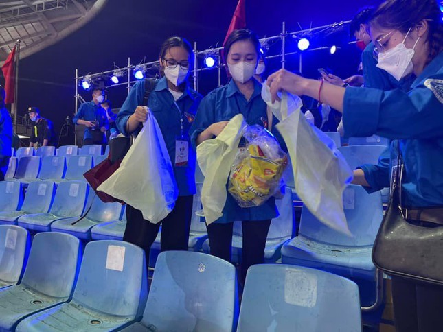 Young people volunteer to clean up trash at SEA Games 31 - 1