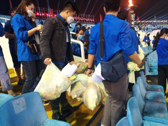 Young people volunteer to clean up trash at SEA Games 31 - 4