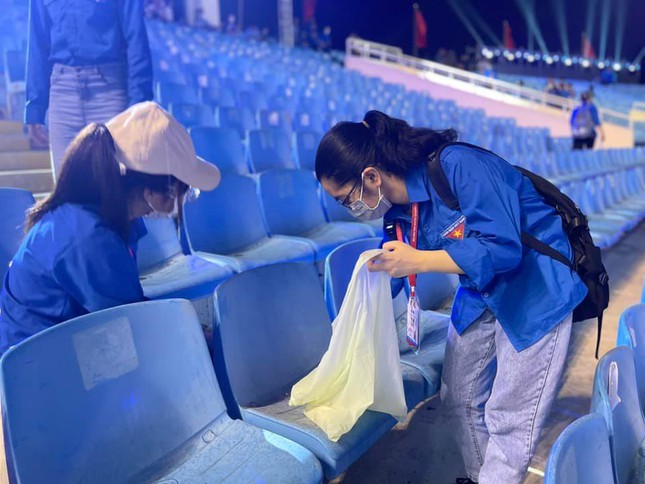 Young people volunteer to clean up trash at SEA Games 31 - 2