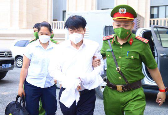 Bị cáo Trương Quốc Cường bị dẫn giải tới phiên toà