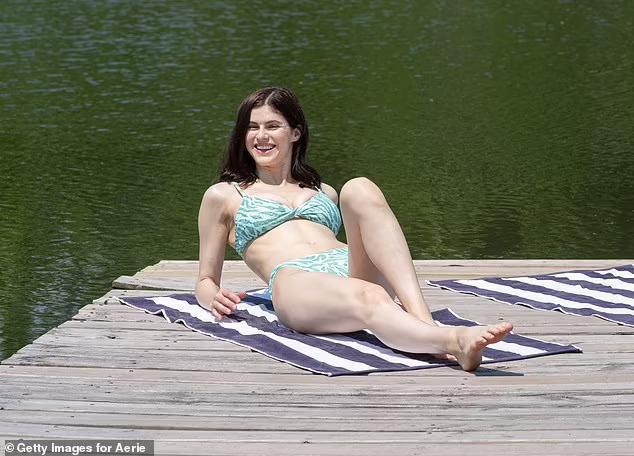 Beauty 'specializes in hot scenes'  Alexandra Daddario looks like a dream in a swimsuit - 6