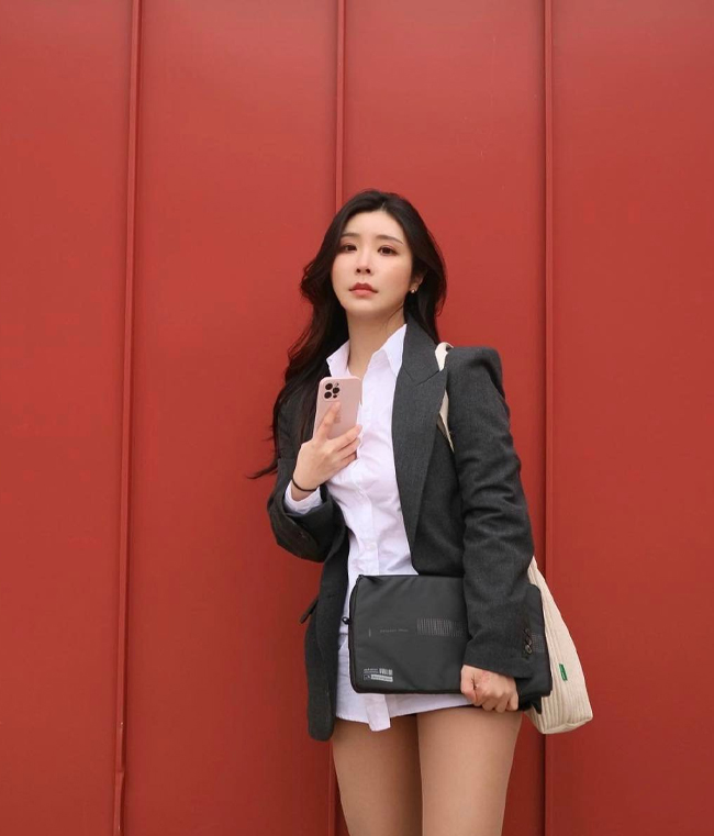 Park Hyun Seo ghi điểm nhờ phong cách thời trang thanh lịch, khi diện đồ công sở bao gồm quần short, áo vest, sơ&nbsp;mi trắng.
