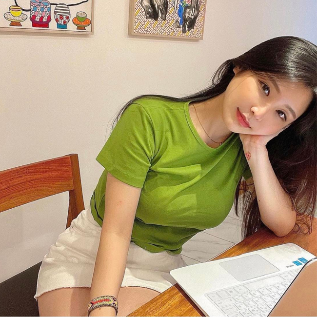 Ngoài ra,&nbsp;áo thun cũng có gam màu tươi tắn cũng là một sự lựa chọn hoàn hảo, vừa tạo cảm giác thoải mái mà vẫn năng động.&nbsp;&nbsp;Park Hyun Seo còn kết hợp với chân váy jean màu trắng, tạo nên một tổng thể hài hòa. Ngoài ra, cô lựa chọn layer make-up nhẹ nhàng, tôn từng đường nét trên gương mặt.
