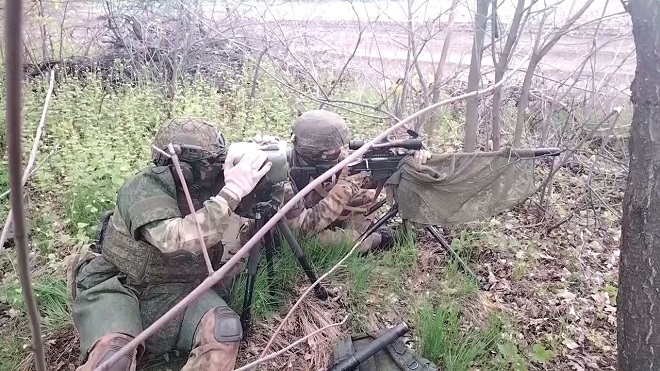 Binh sĩ Nga sử dụng súng bắn tỉa trong giao tranh ở vùng Donbass.