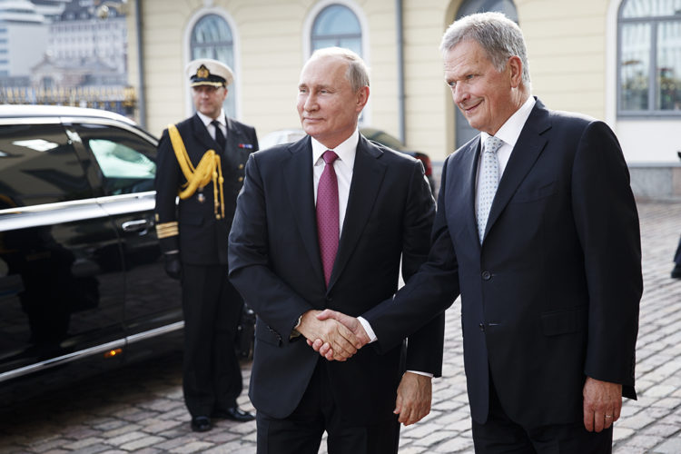 Tổng thống Phần Lan Sauli Niinisto và Tổng thống Nga Putin trong một cuộc gặp (ảnh: CNN)