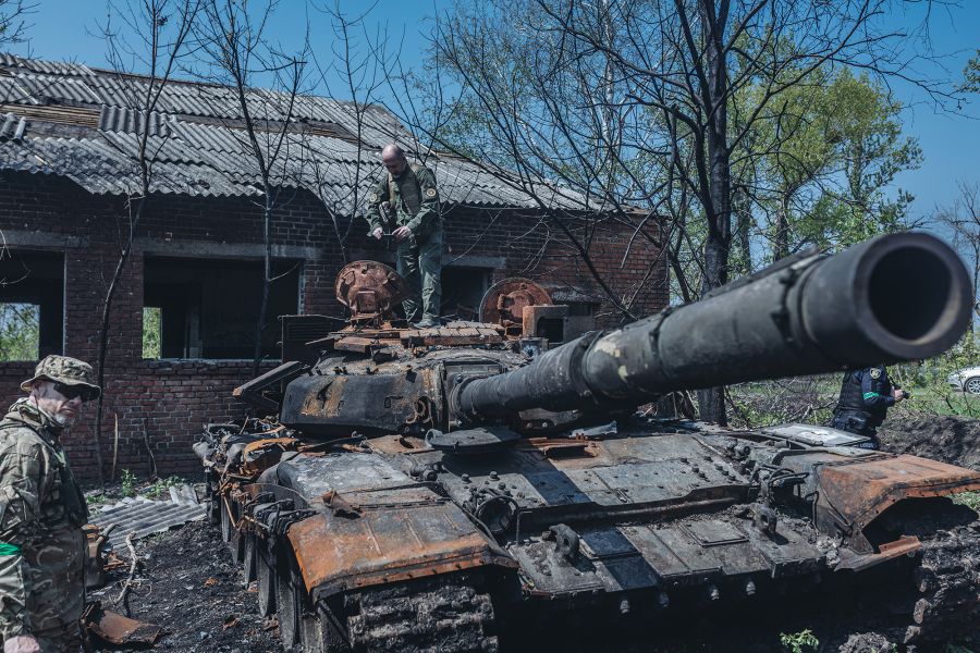 Một xe tăng lớn bị phá hủy trong giao tranh ở Kharkiv (ảnh: CNN)