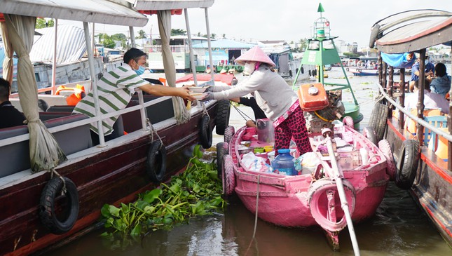 Độc đáo ghe bún riêu màu hồng nổi bật giữa chợ nổi miền Tây - 13