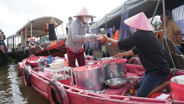 Độc đáo ghe bún riêu màu hồng nổi bật giữa chợ nổi miền Tây - 15
