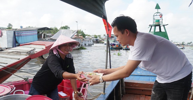 Độc đáo ghe bún riêu màu hồng nổi bật giữa chợ nổi miền Tây - 8