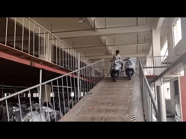 Xe máy - Xe đạp - Clip: Trầm trồ anh chàng làm "xiếc" với xe máy trong kho xe