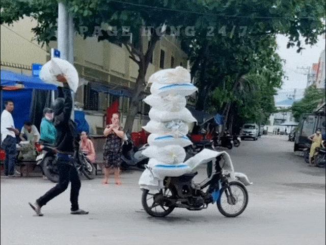 Xe máy - Xe đạp - Clip: Hoang mang với "người vận chuyển" phiên bản Việt Nam