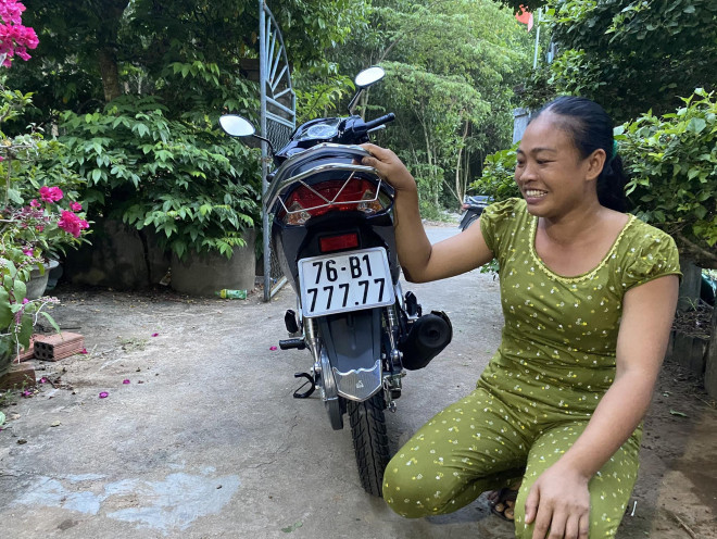 The motorbike is priced at 200 million dong because it has the number plate of the 7th - 2nd quarter