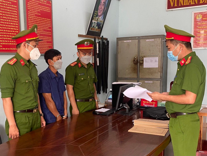 Hồ Dễ bị bắt tạm giam để điều tra hành vi "dâm ô đối với người dưới 16 tuổi"