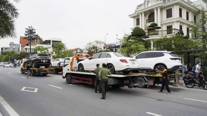 Những chiếc ô tô tiền tỷ ở nhà ông Phạm Hồng Hà - nguyên Chủ tịch UBND TP Hạ Long bị niêm phong.