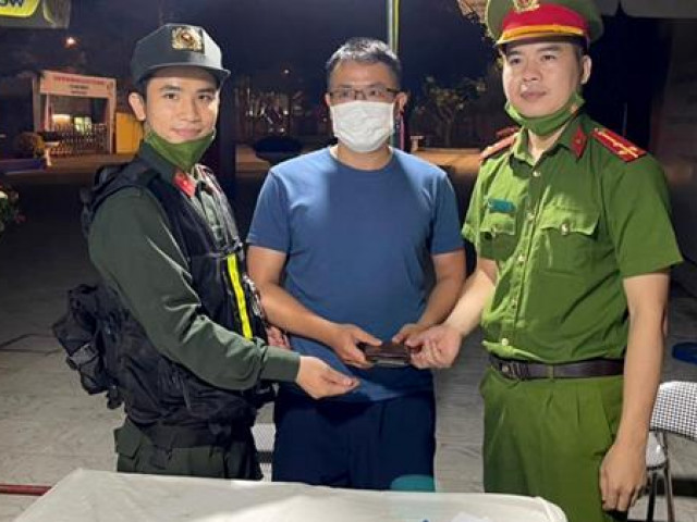 Tin tức trong ngày - Công an Hà Nội trao trả tài sản cho cổ động viên SEA Games 31