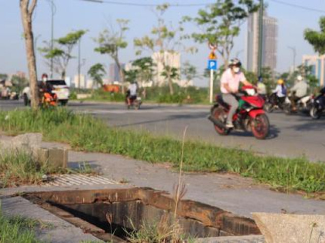 Tin tức trong ngày - Sau nắp chắn rác, đến lượt nắp hố ga gần cầu Thủ Thiêm 2 bị trộm