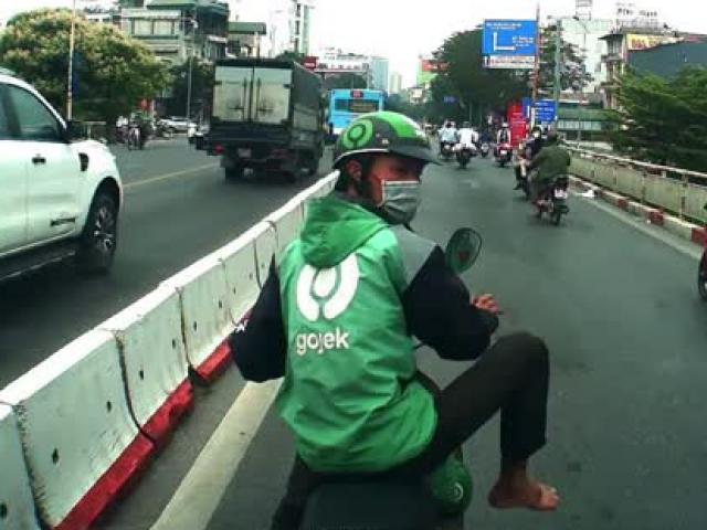 Tin tức trong ngày - Clip: Gặp tai họa vì “dán mắt” vào điện thoại, tài xế nhận “mưa" chỉ trích