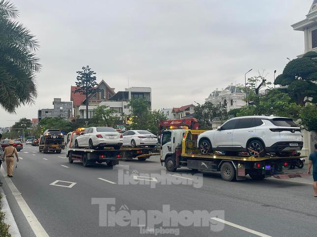 Nhiều người dân chứng kiến sự việc đều bàn tán về dàn xe sang của vị cựu Chủ tịch thành phố.