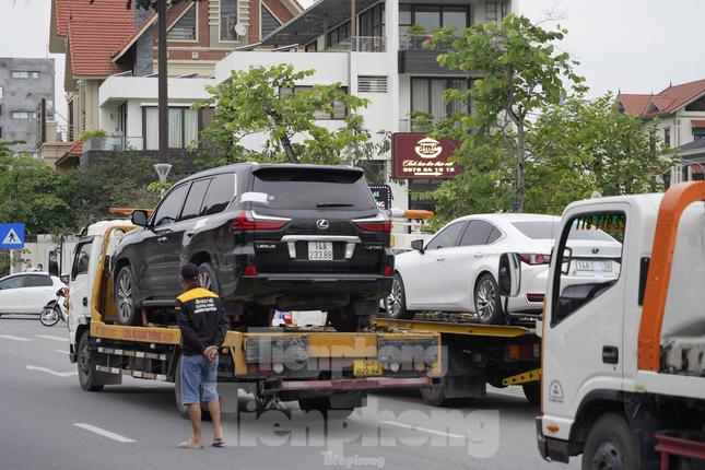 Riêng chiếc xe Lexus 570 có màu đen.