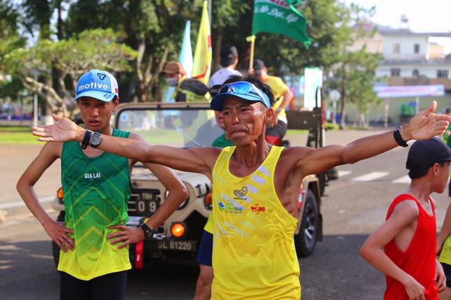 VĐV Nguyễn Văn Long xúc động khi chạy đến quê nhà ở thành phố Pleiku, Gia Lai.