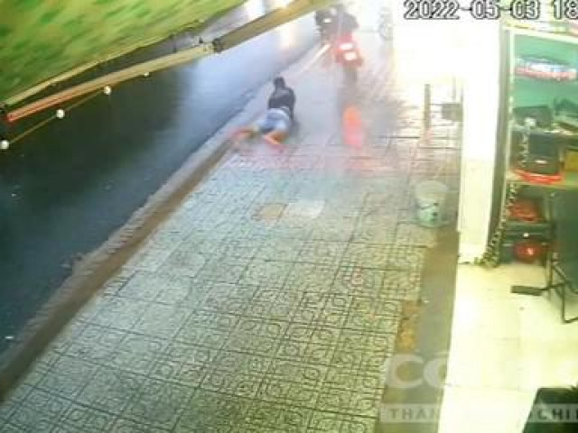Chủ nhà ngã sấp mặt khi đuổi bắt đối tượng trộm xe máy