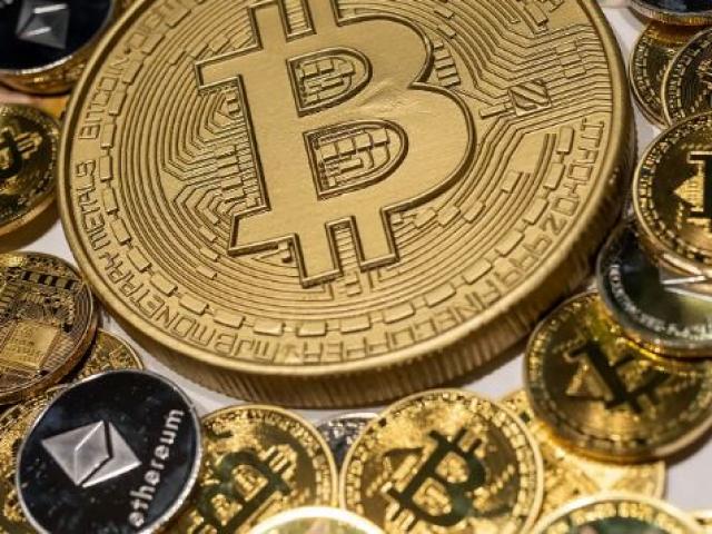 Kinh doanh - Bi kịch chơi tiền ảo: Lỗ 10 tỷ sắp mất nhà, dốc tiền tiết kiệm đầu tư rồi "bay hơi"