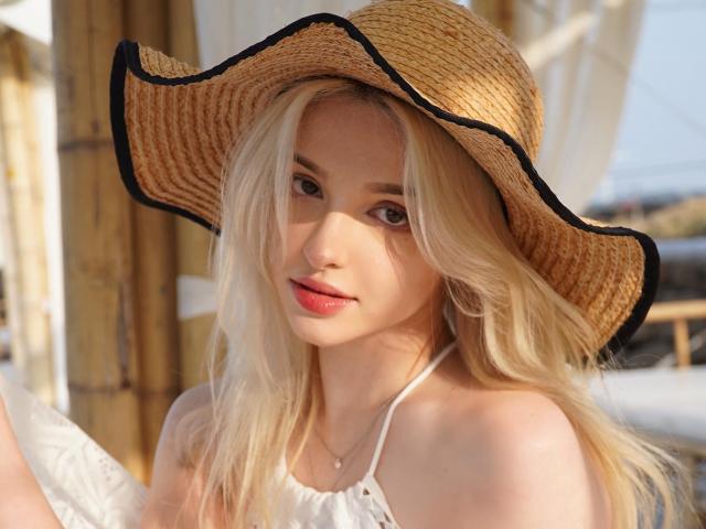 Thời trang - "Búp bê Uzbekistan" được khen vì gu mặc nữ tính quyến rũ