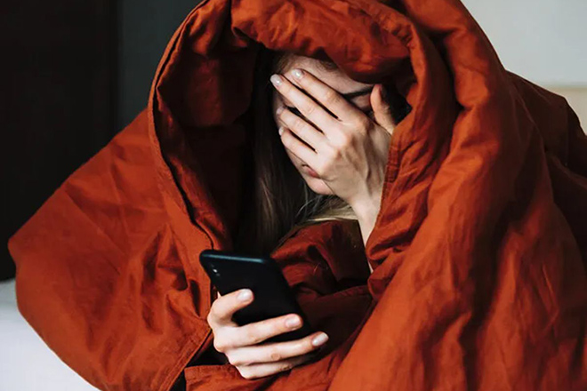 Using a smartphone for a long time can cause young people to have suicidal thoughts - 3