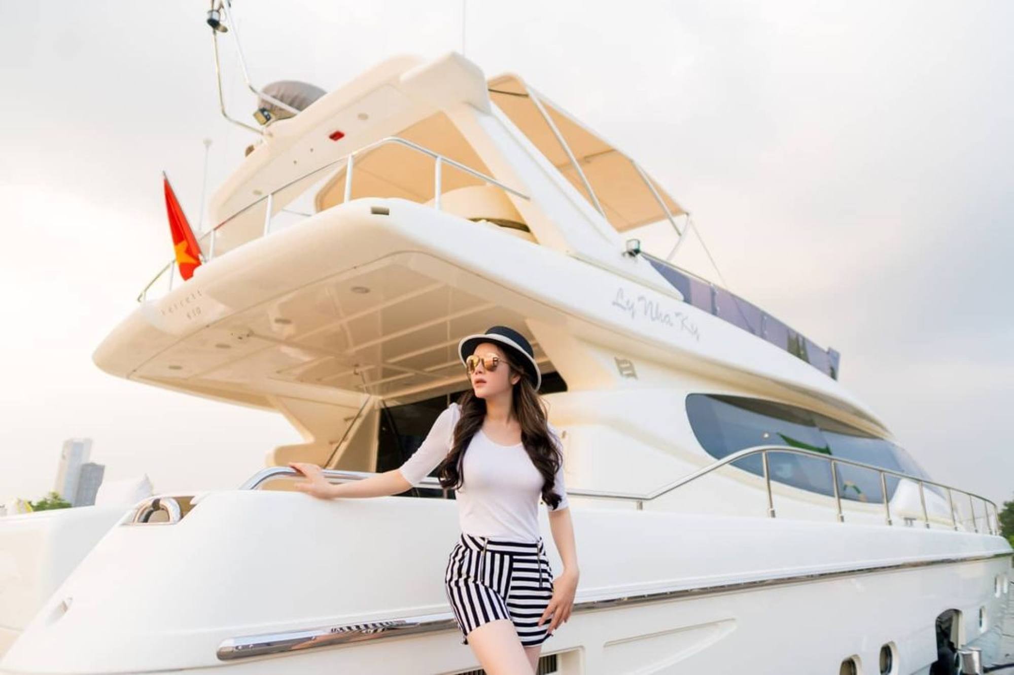 A female star who owns a 100 billion yacht, in a gold-plated villa makes international newspapers 