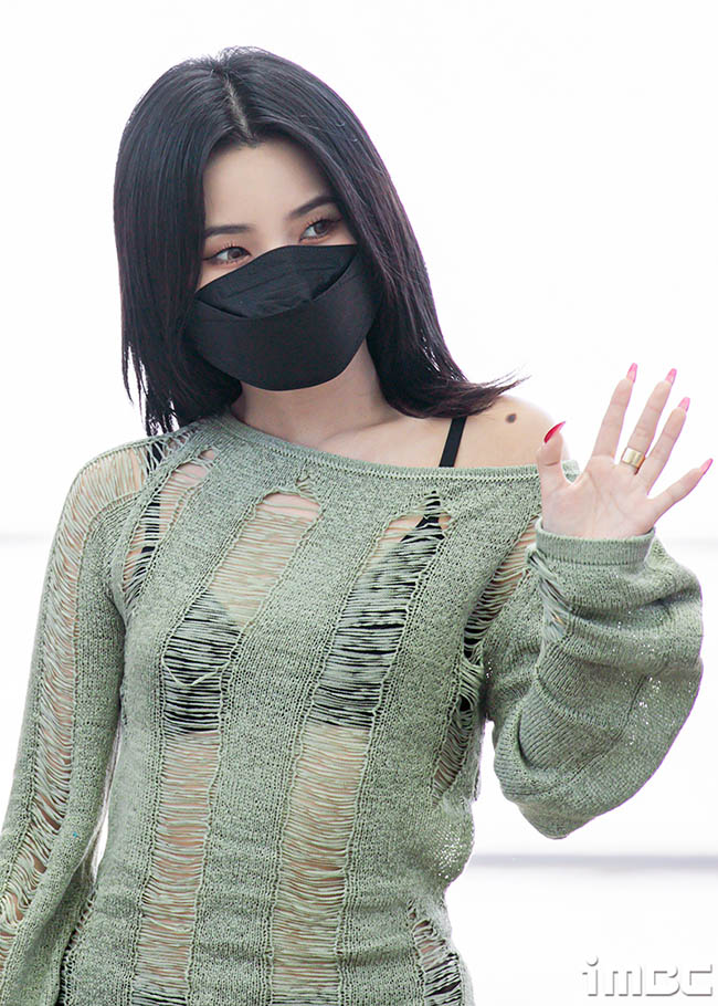 Wearing the costume "disaster"  At the airport, the famous beauty received criticism - 1