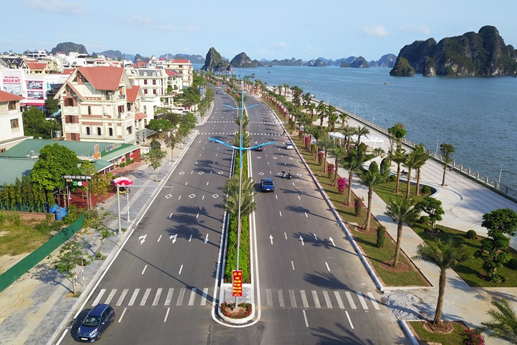 Đây là con phố đắc địa ở Quảng Ninh với view ra vịnh Hạ Long và những dãy biệt thự đẹp mắt.
