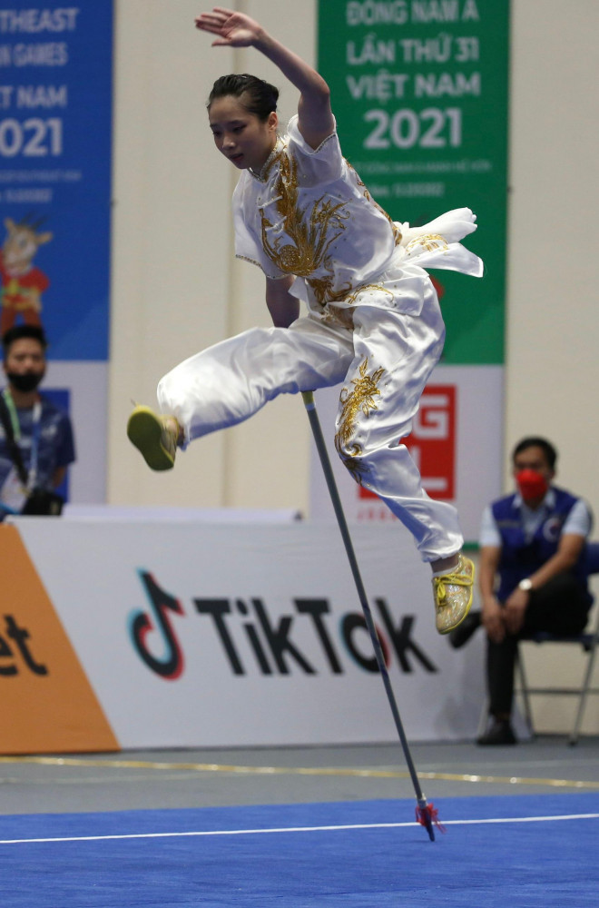 Với kết quả này, Thúy Vi đã giành HCV
thứ 2 tại SEA Games 31. Trong ngày thi đấu hôm qua, cô cũng chiến
thắng ở nội dung kiếm thuật nữ.