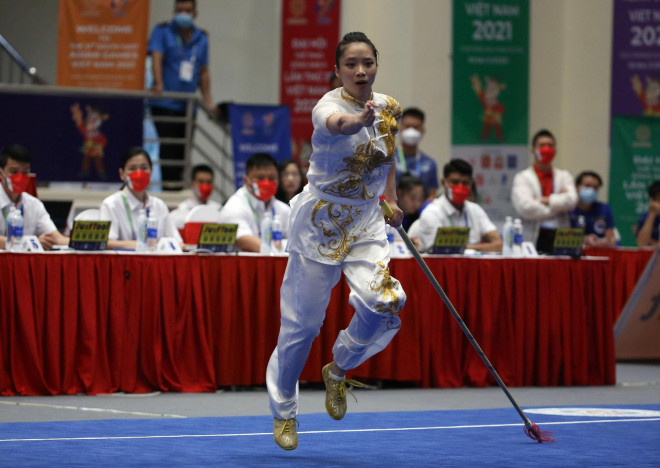 Sau gần 5 năm Thúy Vi mới tái xuất ở
sàn đấu SEA Games và cô gái vàng Wushu của Việt Nam lập tức khẳng
định đẳng cấp với cú đúp HCV.