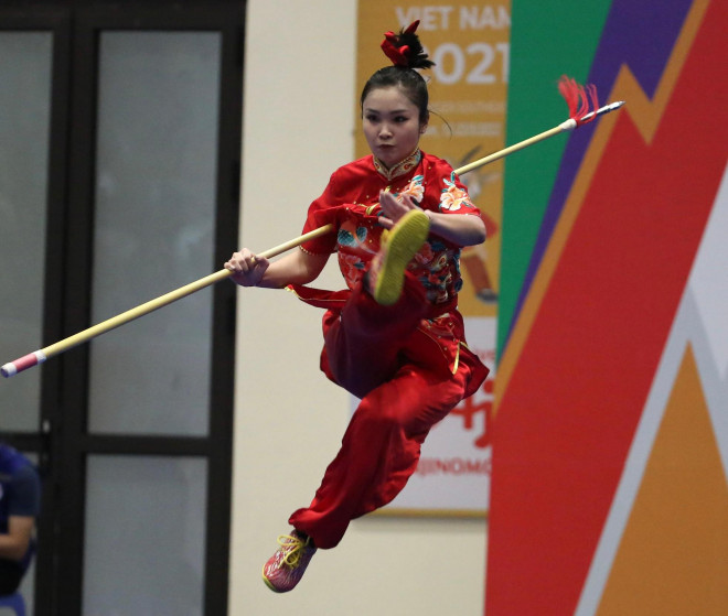 Bên cạnh Thuý Vi, đội tuyển Wushu
Việt Nam còn có một đại diện thu hút sự chú ý là Đặng Tiểu
Bình.