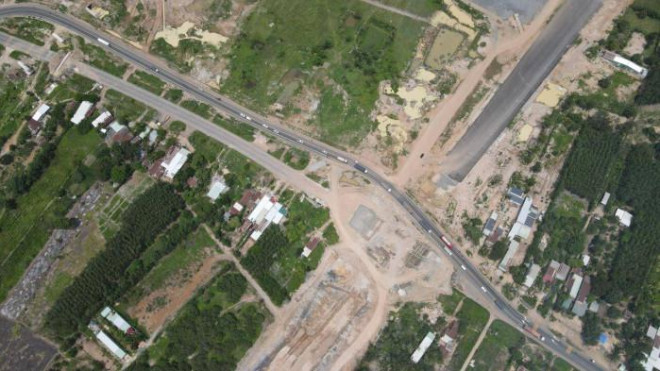 Đây là nút giao giữa cao tốc Dầu Giây - Phan Thiết và quốc lộ 1 tại huyện Xuân Lộc. Nhìn từ trên cao có thể thấy rõ dòng xe nối đuôi nhau trên quốc lộ 1, còn cao tốc Dầu Giây - Phan Thiết đang dần lộ diện. Sau khi tuyến cao tốc này hoàn thành sẽ chia tải rất nhiều cho quốc lộ 1.